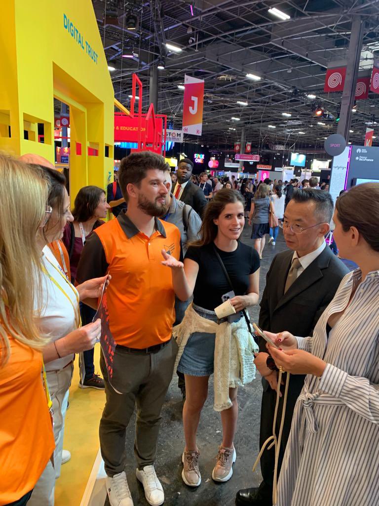 NFT_VSA's tweet photo. Vous étiez des milliers à visiter notre stand à Viva Tech ce samedi ☺️

Quel plaisir de rencontrer notre communauté en physique 😍 https://t.co/Vc6QK3rZcT