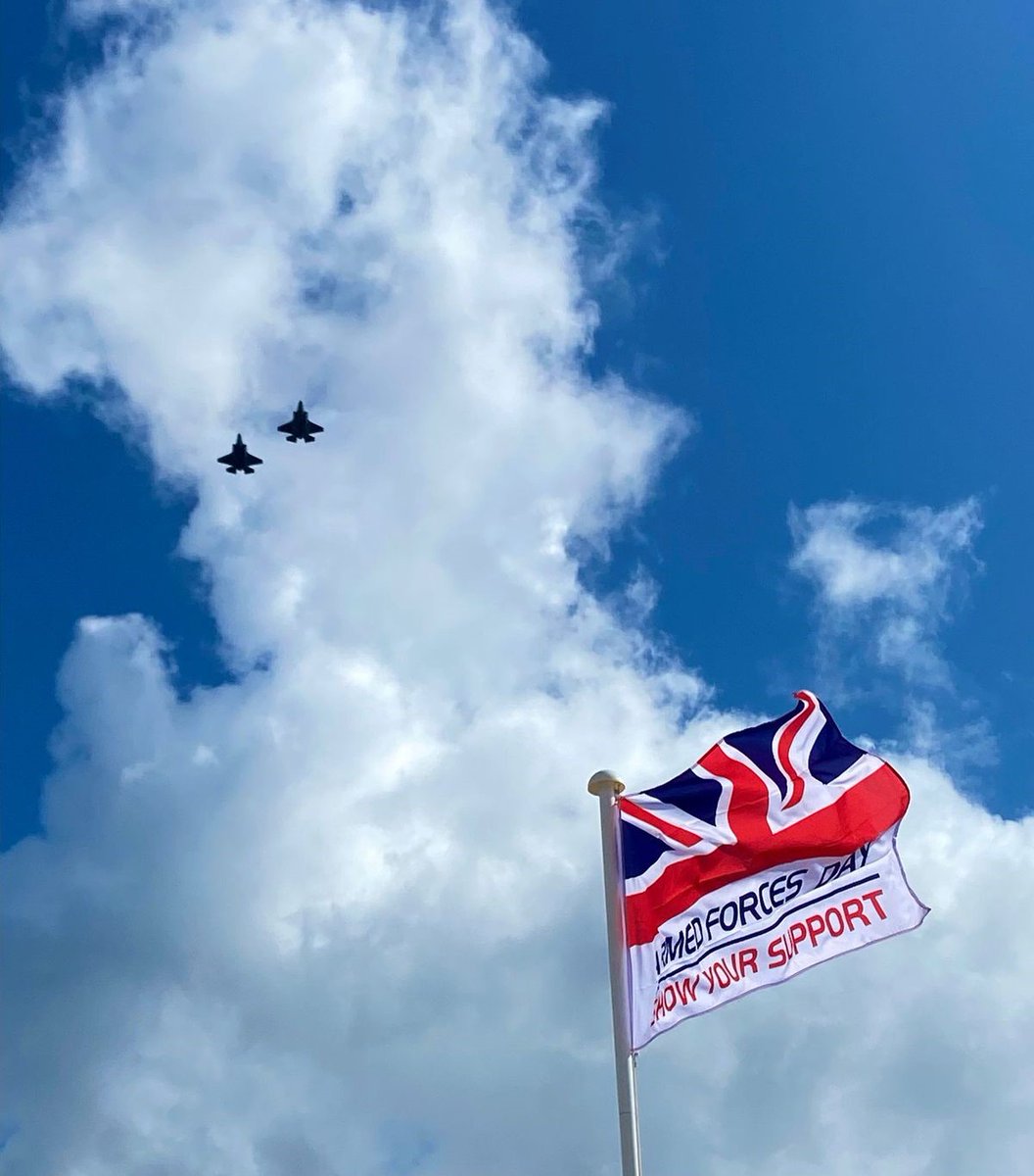 #ArmedForcesWeek was kick-started today with events across the country. Cornwall hosted the national flag raising event, accompanied by an F-35 flypast, whilst a short film about Armed Forces was featured on the iconic Piccadilly Lights.

Full story:ow.ly/mVXg50ORLV0