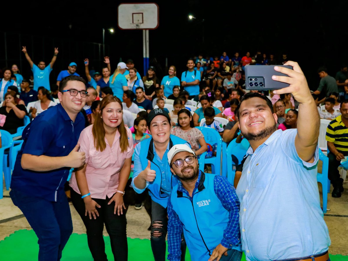 DrBryanOrellana's tweet photo. Feliz inicio de semana para todos ☀️☀️

Ayer por la tarde compartimos otro #NITFLIX #CineTour2023 con las familias de San Juan Opico. 

Pasamos una tarde amena de risas, juegos, premios, popcorn, y por supuesto cerramos con la película. 🍿🎬 https://t.co/tnoKNakawi
