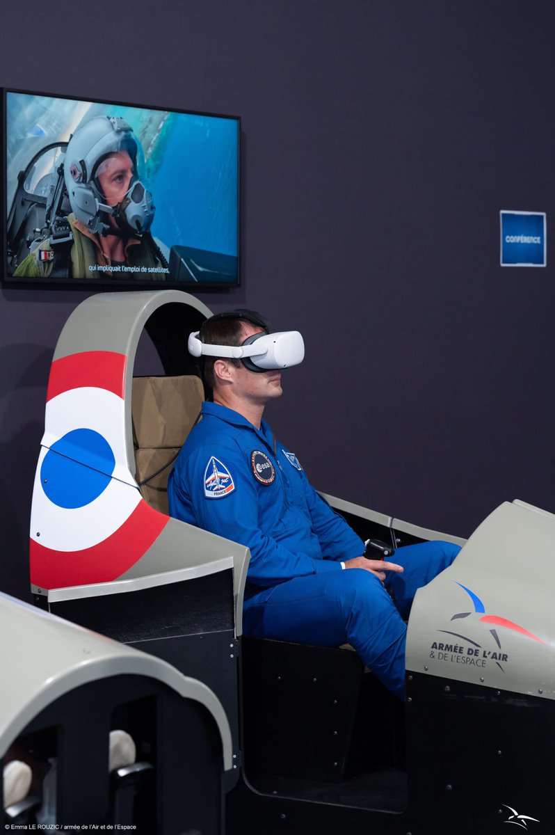 Armee_de_lair's tweet photo. #SIAE23 @Thom_astro  en visite au chalet de l'armée de l'Air et de l'Espace au salon international de l'Aéronautique et de l'Espace du Bourget ! Comme Thomas Pesquet, venez nous rencontrer du 23 au 25 juin et testez les différentes activités immersives ! https://t.co/BADvlhgWqy https://t.co/o8tfDbQeiE