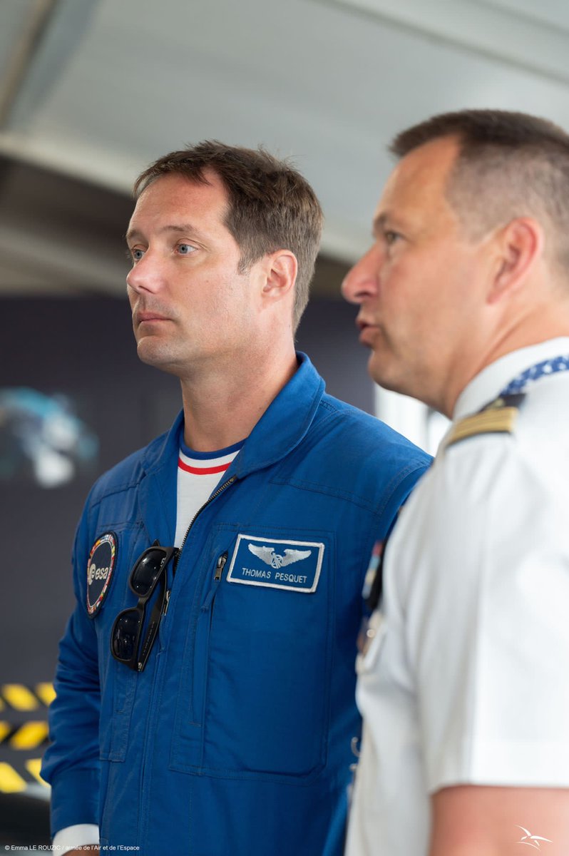 Armee_de_lair's tweet photo. #SIAE23 @Thom_astro  en visite au chalet de l'armée de l'Air et de l'Espace au salon international de l'Aéronautique et de l'Espace du Bourget ! Comme Thomas Pesquet, venez nous rencontrer du 23 au 25 juin et testez les différentes activités immersives ! https://t.co/BADvlhgWqy https://t.co/o8tfDbQeiE