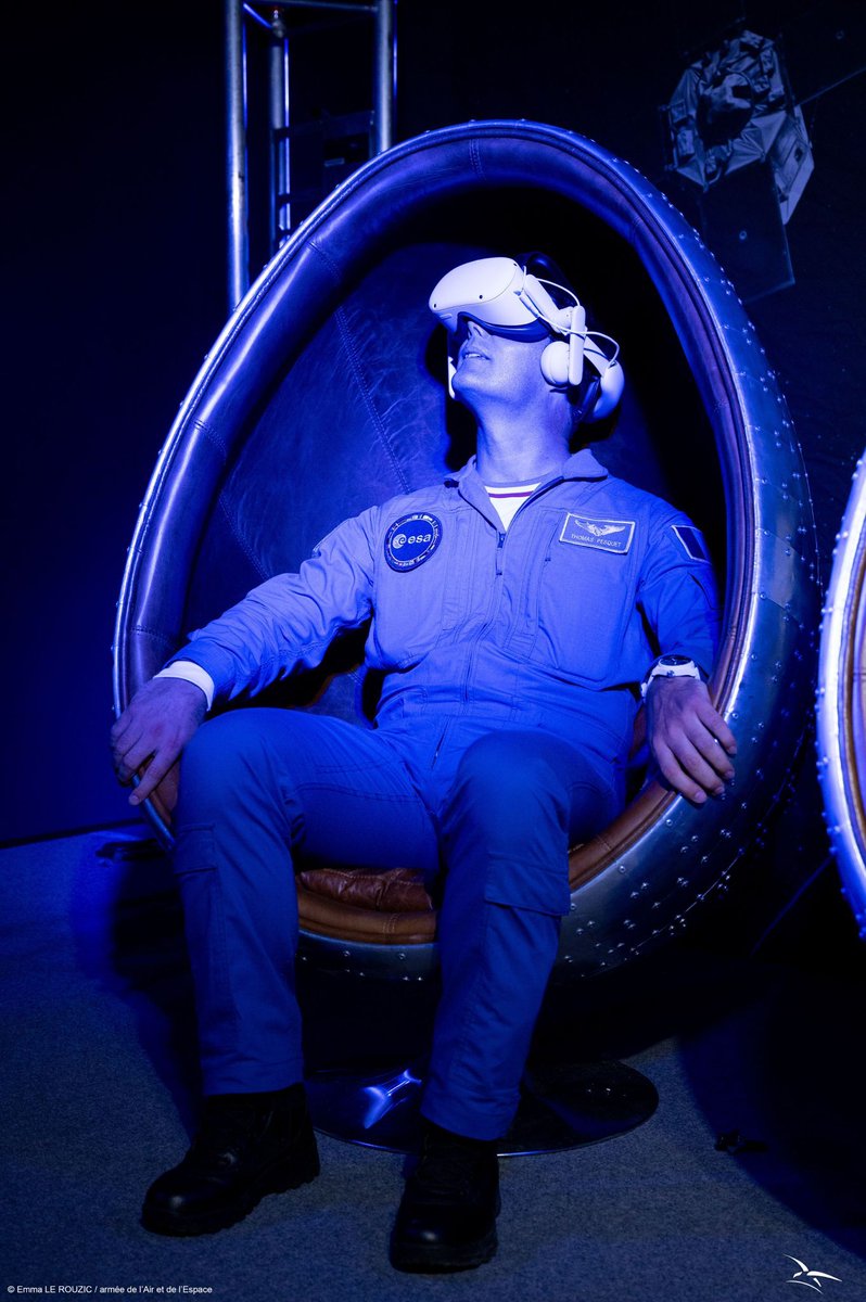 Armee_de_lair's tweet photo. #SIAE23 @Thom_astro  en visite au chalet de l'armée de l'Air et de l'Espace au salon international de l'Aéronautique et de l'Espace du Bourget ! Comme Thomas Pesquet, venez nous rencontrer du 23 au 25 juin et testez les différentes activités immersives ! https://t.co/BADvlhgWqy https://t.co/o8tfDbQeiE