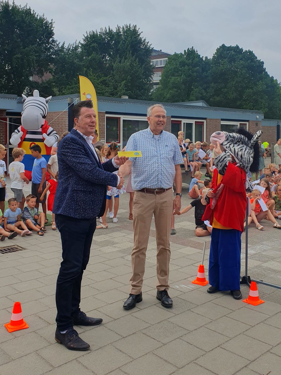 Toen de leerlingen het woord hadden geraden was het de beurt aan wethouder Arno Janssen om op de fiets het parcours af te leggen naar de verkeersouder. Daar krijg hij een pakje dat hij fietsend naar directeur Arie Visser bracht. Het was het verkeersveiligheidslabel