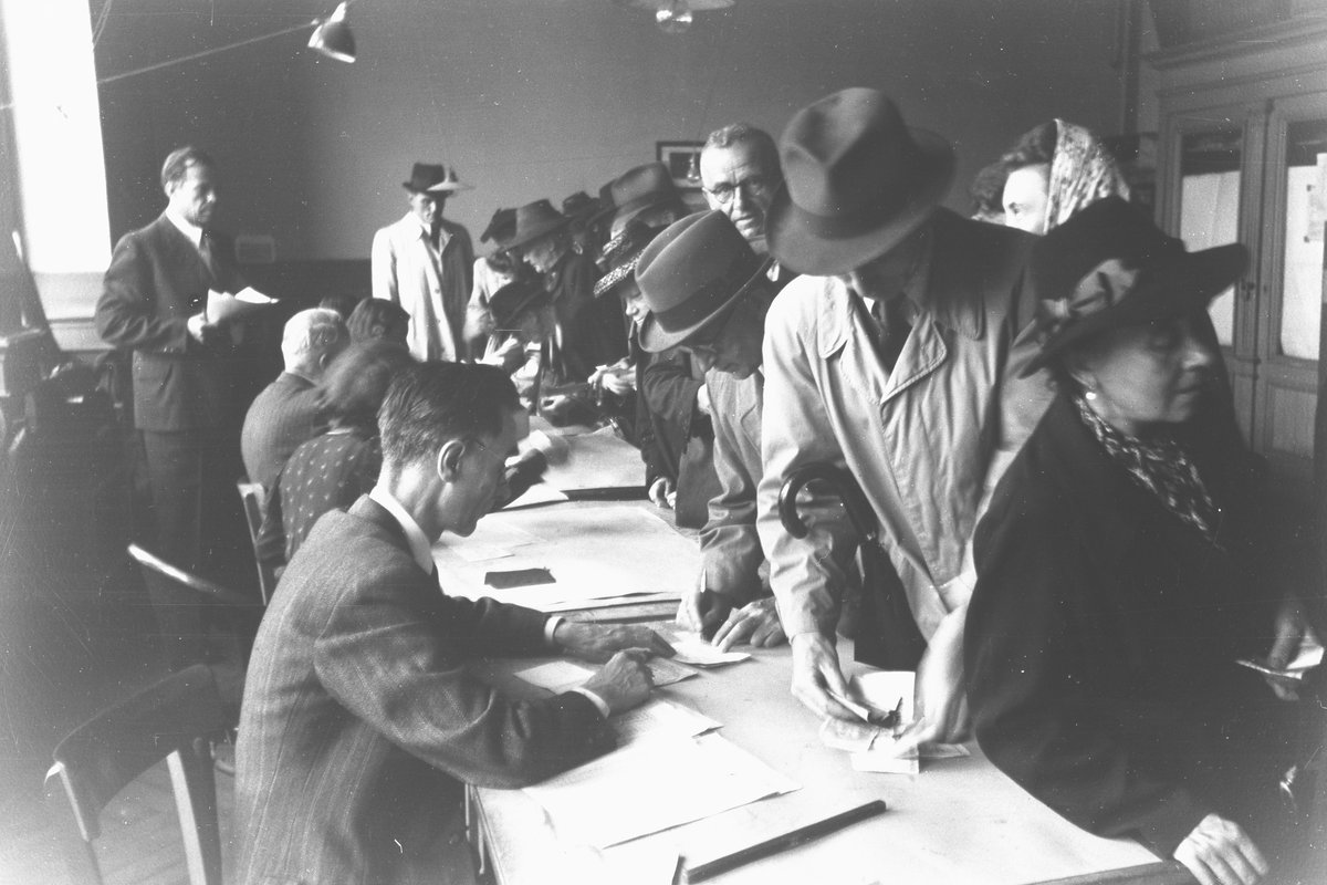 #OtD
Schon morgens bilden sich am 20. Juni 1948 Schlangen an den Ausgabestellen. Jede*r möchte sich seine #Sofortausstattung abholen.
Die #Währungsreform jährt sich zum 75. Mal. Sie gilt als wichtiger Schritt für den wirtschaftlichen #Wiederaufbau nach dem #ZweitenWeltkrieg.