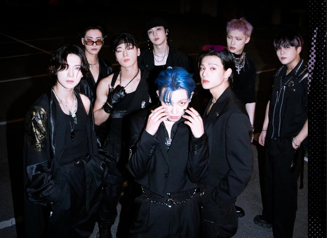 officialcharts's tweet photo. 🖤 Huge ATEEZ news 🖤

@ATEEZofficial are set to claim their first-ever UK Top 10 album with THE WORLD EP.2: OUTLAW this week 👑

Read the full story: https://t.co/QvBfXmMu0Q

#인기가요 #OUTLAW #ATEEZ #에이티즈 #BOUNCY #BOUNCY_Challenge #KHotChilliPepperVibe https://t.co/sJ6q1uW6Ev