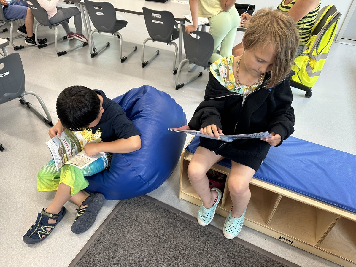 dewitt_jillian's tweet photo. Thank you so much to @UnitedWayRegina. We absolutely love our new library. We now have cozy furniture and lots of good-fit books to enjoy! All leaders in our classroom appreciate your generosity! @Connaughtcomets https://t.co/xovSwChPf2