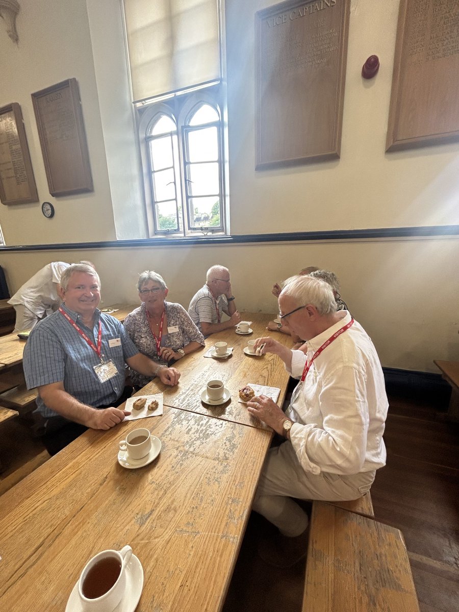 Great to see Former Staff in the school reliving memories and staying connected!

#qehcommunity #formerstafflunch #stayconnected #elizabethansociety
@QEHSchool @QEHSchoolHead