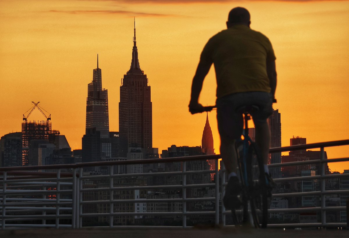 GaryHershorn's tweet photo. Sunrise in New York City, Monday morning #newyork #NewYorkCity #sunrise #nyc @EmpireStateBldg @agreatbigcity https://t.co/Kiu0eKkFDn