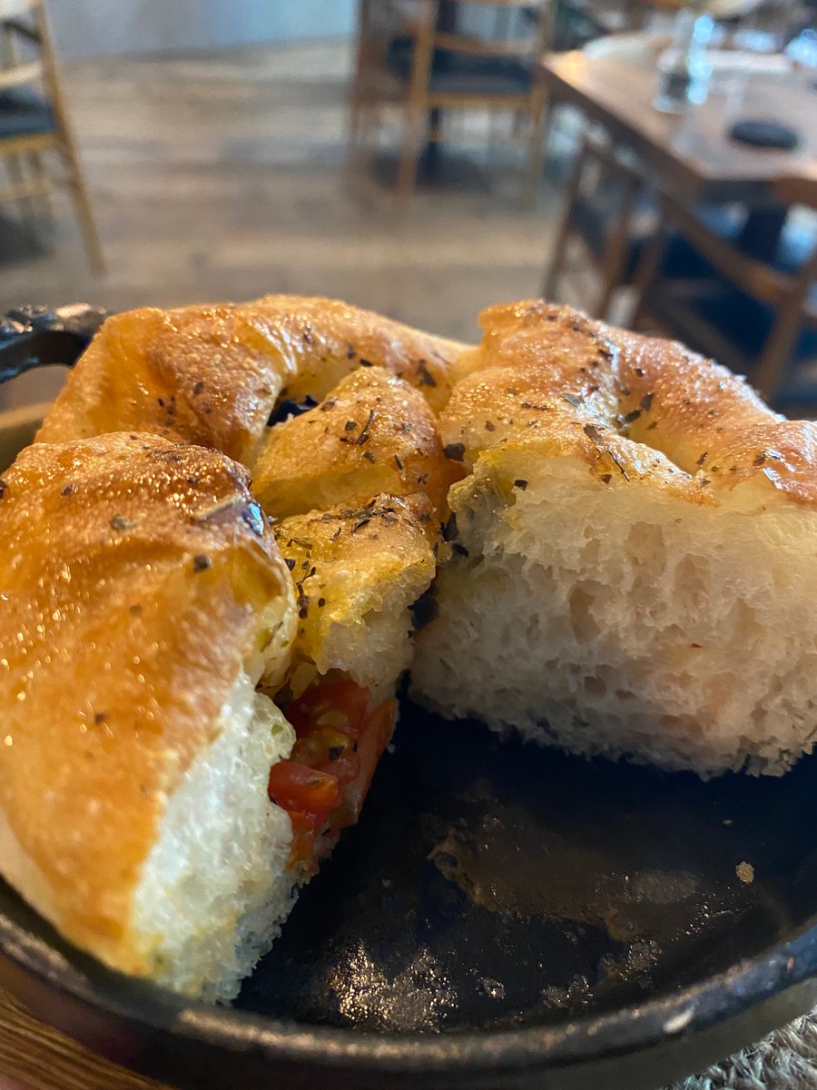 condedelamaza's tweet photo. Ventajas de tener a un jefe de cocina en #DaFilippo que también ha sido panadero,  como Gabriele Palazzi, es que esta txiki-focaccia es simplemente extraordinaria. https://t.co/iqDpFlZybh