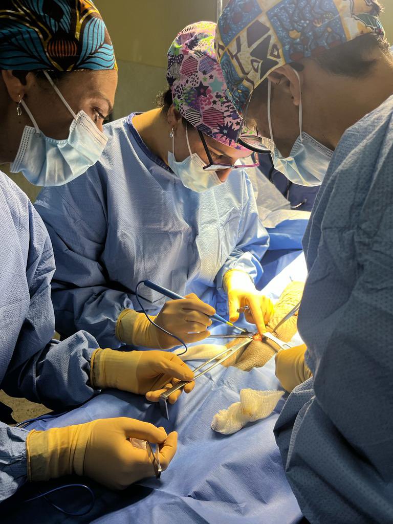Team Spain is hard at work in Uganda! 

After finishing setting up operating rooms and screening hundreds of patients over the weekend, the team had a long productive Monday. Stay tuned to see more of their trip this week!

#OperationInternational #ThisIsHowWeOperate