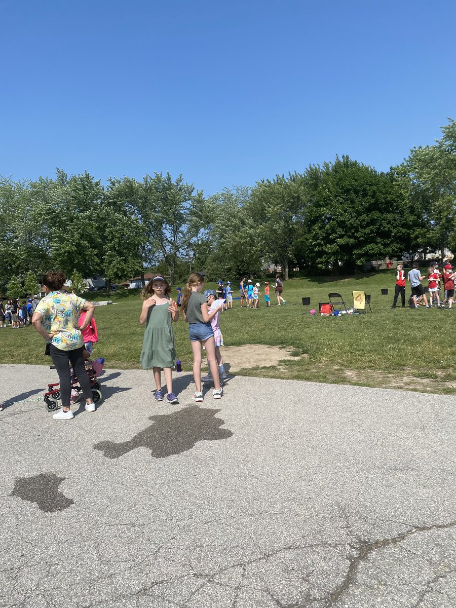 CMartyrsHCDSB's tweet image. Perfect weather for @CMartyrsHCDSB Play Day!!! 🙌🏽 What a GREAT way to celebrate an AWESOME School Year!!!🥰❤️ #Belonging #Community  @HCDSB #AlmostSummer