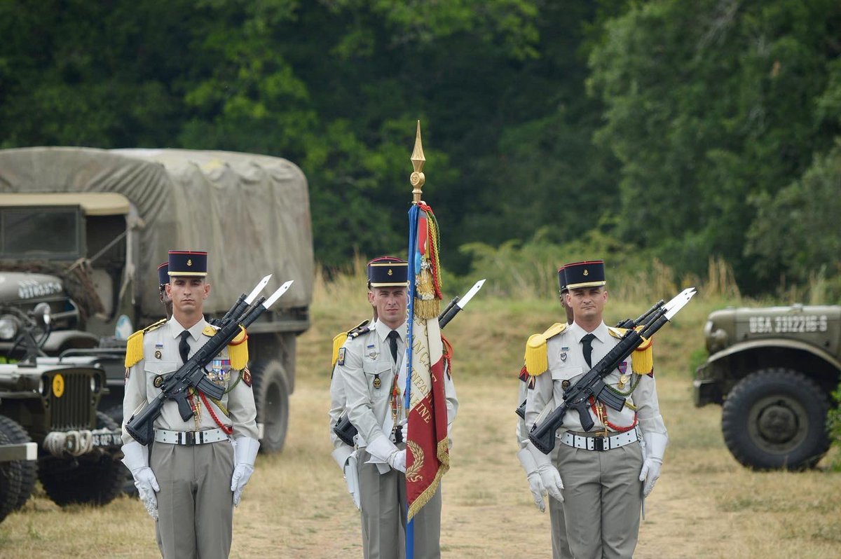 RICM_off's tweet photo. Remise de fourragères et présentation au drapeau pour les jeunes marsouins du LTN Geoffrey. Arrivés au terme de leurs formations, les voici définitivement marsouins du 1er régiment de France !
#nosjeunesops #operationnel #tdm #ceremonie https://t.co/J9VGapK5Zx