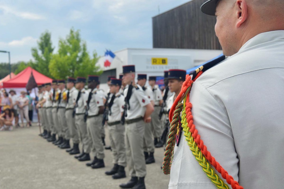 RICM_off's tweet photo. Remise de fourragères et présentation au drapeau pour les jeunes marsouins du LTN Geoffrey. Arrivés au terme de leurs formations, les voici définitivement marsouins du 1er régiment de France !
#nosjeunesops #operationnel #tdm #ceremonie https://t.co/J9VGapK5Zx