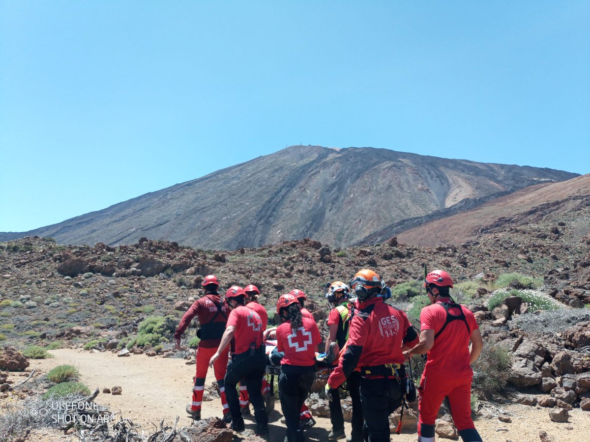 112canarias's tweet photo. Un senderista rescatado tras sufrir una lesión en Las Cañadas del Teide #Tenerife.
https://t.co/c9Aopg1ZB2
📸@BomberosTf https://t.co/uPvgmTK1aI