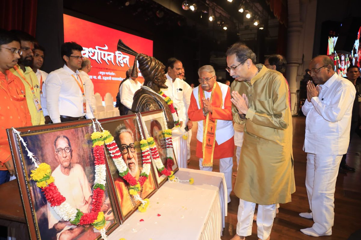ShivSenaUBT_'s tweet photo. आज शिवसेनेच्या ५७ व्या वर्धापन दिनानिमित्त निष्ठावंतांचा कुटुंबसोहळा षण्मुखानंद सभागृह येथे पक्षप्रमुख उद्धवसाहेब ठाकरे ह्यांच्या प्रमुख उपस्थितीत संपन्न झाला. ह्याप्रसंगी ‘महाराष्ट्राची हास्यजत्रा’ ह्या लोकप्रिय कार्यक्रमाचा उपस्थित शिवसैनिकांनी आनंद घेतला. https://t.co/kt8oaWXb9Q