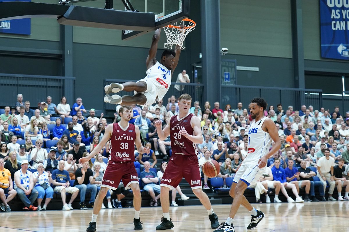 basketfinland's tweet photo. The Dunk - The Reaction !!
Tumba slams one down in the first half, and #susijengi players in the crowd show their appreciation!
Susijengi Rising Stars up by 13 at the half - score 42-29.
#respecttheshooter https://t.co/ImxFN6taph