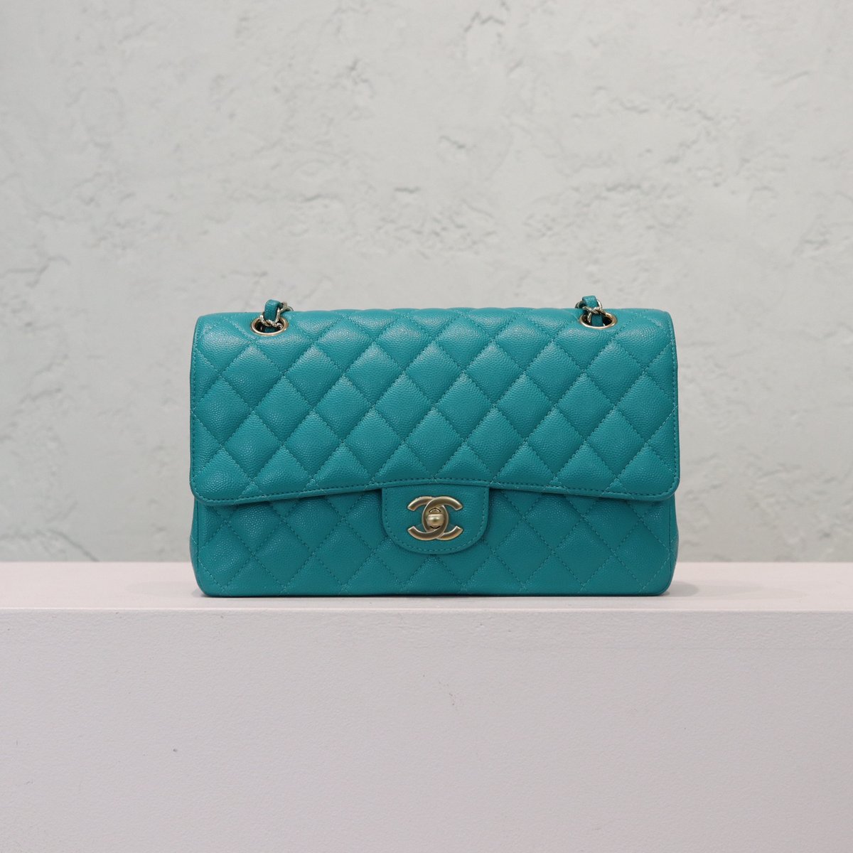 BagReligion's tweet image. A rare and special rendition of a timeless classic! 🫶 This Medium Chanel Classic Double Flap in a classy Teal Caviar with LGHW is in Great condition.

DM to shop or head to our website via the link in our bio.

#luxuryconsignment #torontoconsignment #Luxuryresale #gtaconsignment