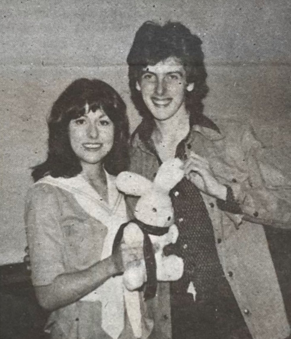 This photo of Elisabeth Sladen and Peter Capaldi is so wholesome 🥹