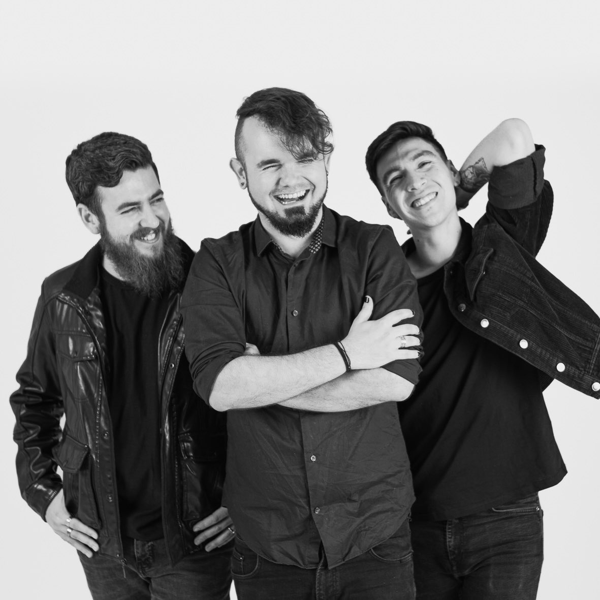 somosHastaMarte's tweet photo. Así de contentos estamos por todo lo que está por venir 🖤

Bienvenidos al viaje Hasta Marte 🔥 

#hastamarte #indie #pop #rock #band #nuevamusica #primeralbum #powertrio https://t.co/6NOOcmT0aR