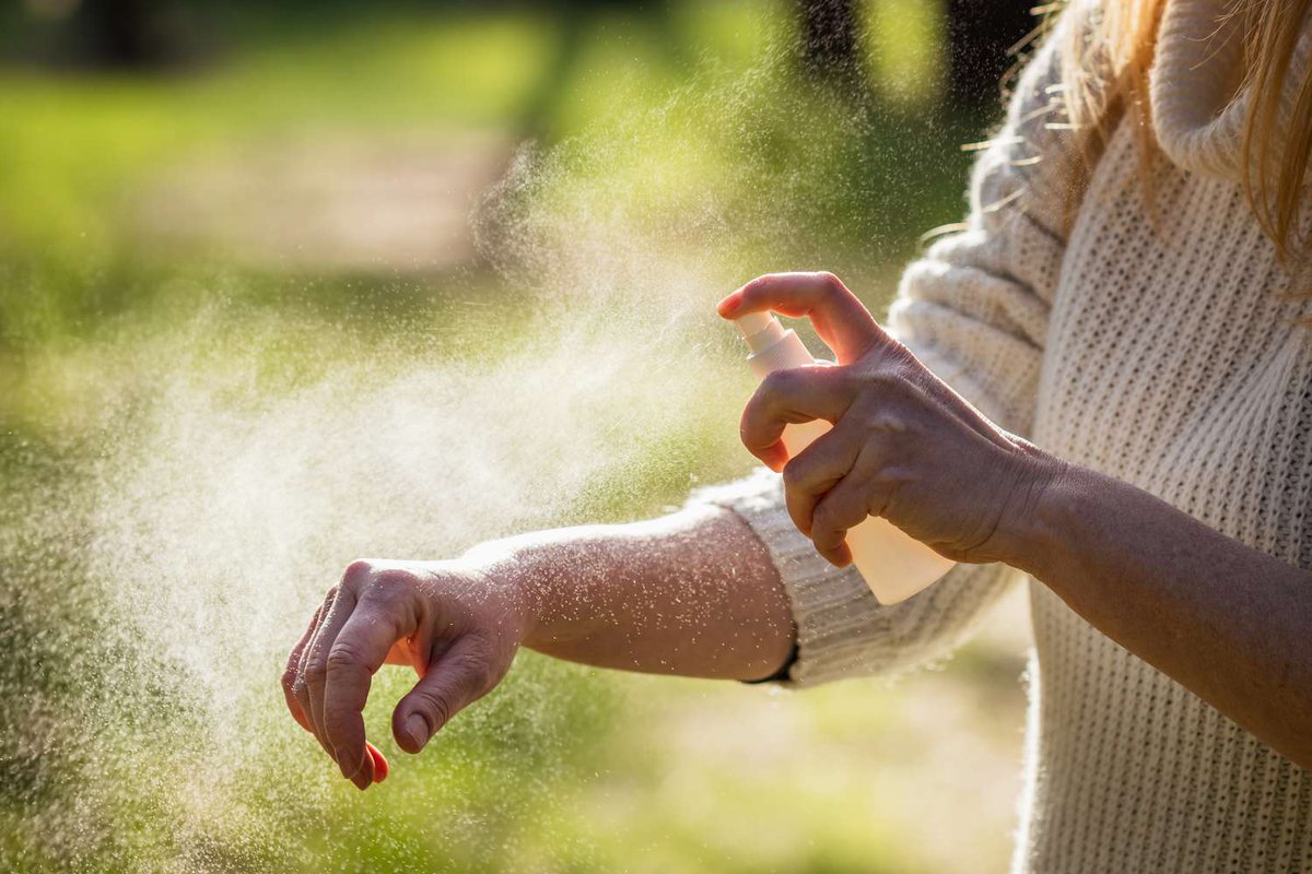 Make this natural #DIY mosquito repellent at home to keep bugs away all summer long. #homemade  cpix.me/a/171923113