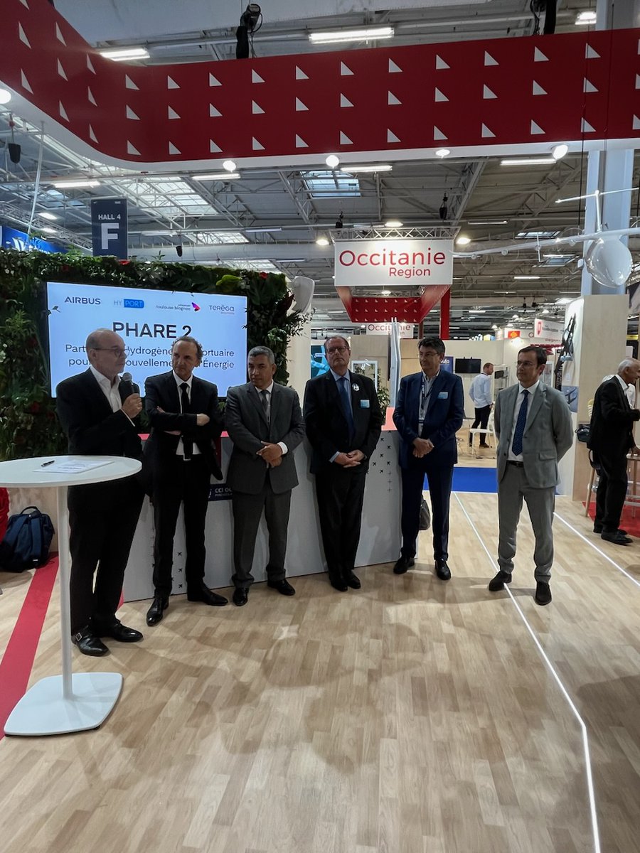 TEREGASOLUTlONS's tweet photo. Dans le cadre du @salondubourget 🛫nous venons de signer aux côtés d'@Airbus, @ENGIEgroup, l'@arecoccitanie et l'@aeroport_tls pour faire de l'aéroport de Toulouse -Blagnac l'un des 1ers HUBs pilote d'hydrogène en 🇪🇺 
Plus d'infos 👉https://t.co/cnCjrWcMRT https://t.co/D9GFq1IMlh