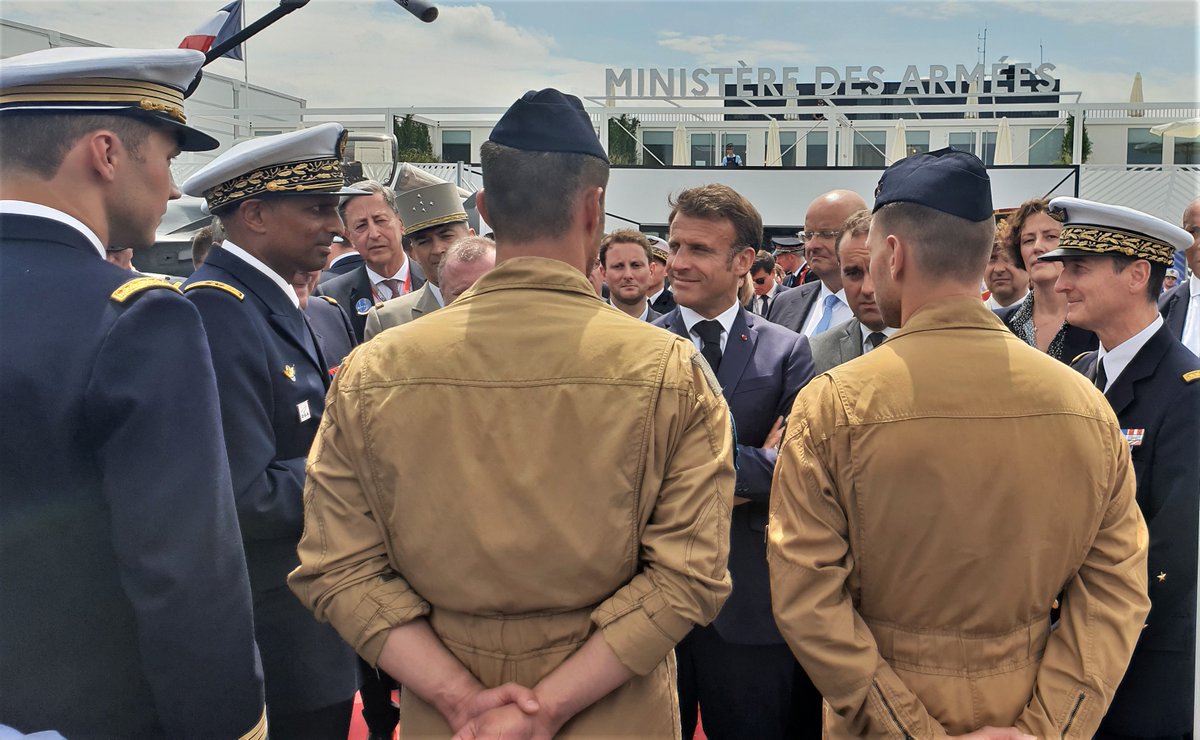 DG_Armement's tweet photo. #siae2023 🇫🇷| Accueil du Président de la République @EmmanuelMacron au stand du Ministère des armées à qui nous avons présenté le nouveau #Rafale standard F4 de @Armee_de_lair avec nos experts de la @DGA parmi lesquels ➡️ @Arno_astro.

#CombatCollaboratif https://t.co/WkLUnyrQWm