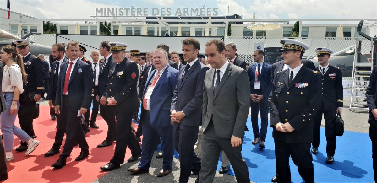 DG_Armement's tweet photo. #siae2023 🇫🇷| Accueil du Président de la République @EmmanuelMacron au stand du Ministère des armées à qui nous avons présenté le nouveau #Rafale standard F4 de @Armee_de_lair avec nos experts de la @DGA parmi lesquels ➡️ @Arno_astro.

#CombatCollaboratif https://t.co/WkLUnyrQWm