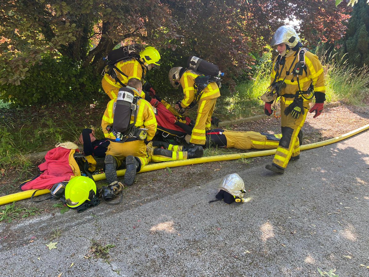 SDIS71's tweet photo. #FORMATION | Félicitons les stagiaires de la 4e promotion 2023 de la formation chef d’agrès tout engin 👏
➡10 jours de formation ;
➡15 mises en situations professionnelles.
✅Remercions partenaires, conseillers techniques et manœuvrants pour leur contribution à cette réussite ! https://t.co/dZFPjSX7QN