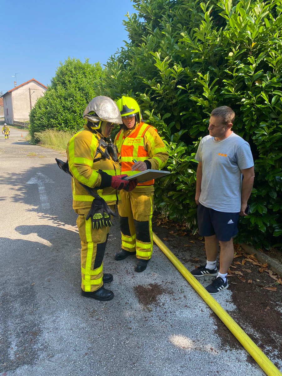 SDIS71's tweet photo. #FORMATION | Félicitons les stagiaires de la 4e promotion 2023 de la formation chef d’agrès tout engin 👏
➡10 jours de formation ;
➡15 mises en situations professionnelles.
✅Remercions partenaires, conseillers techniques et manœuvrants pour leur contribution à cette réussite ! https://t.co/dZFPjSX7QN