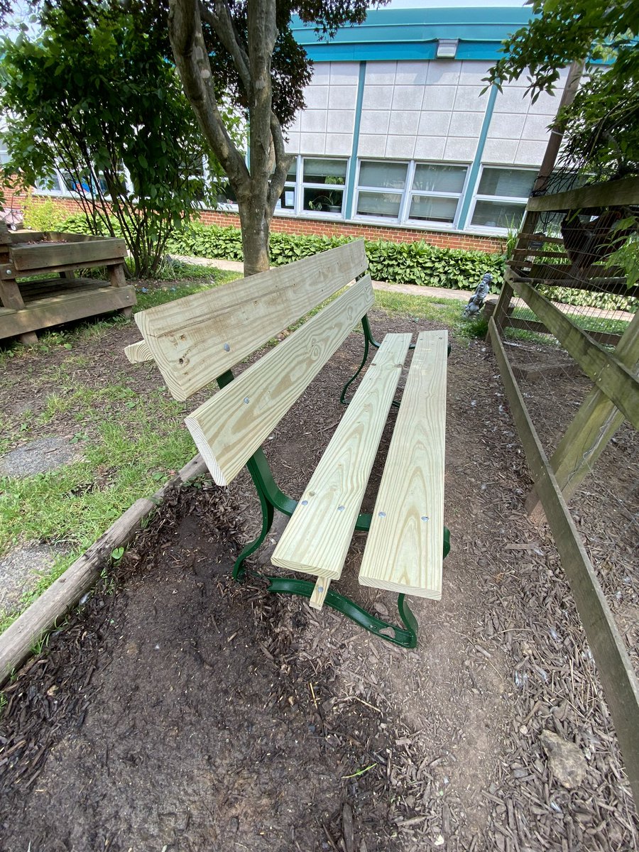 5 new ducklings🐥joined the @FlintHillES courtyard flock when Golf Clubs eggs hatched 👍🏻 A BIG thank you to Melissa Brown who put the finishing touches on her Eagle Scout project & Pack 987 for the fantastic benches they built. #ONEkindactvienna #Actionsspeaklouderthanwords