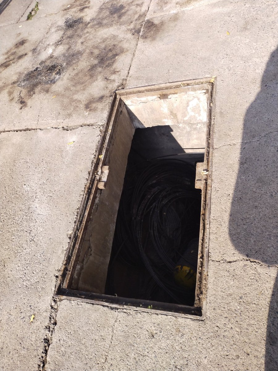 Camara sin tapa en esperanza con Agustinas PELIGRO!!!! <a href="/Muni_Stgo/">Santiago</a> <a href="/IraciHassler/">Irací Hassler Jacob</a>