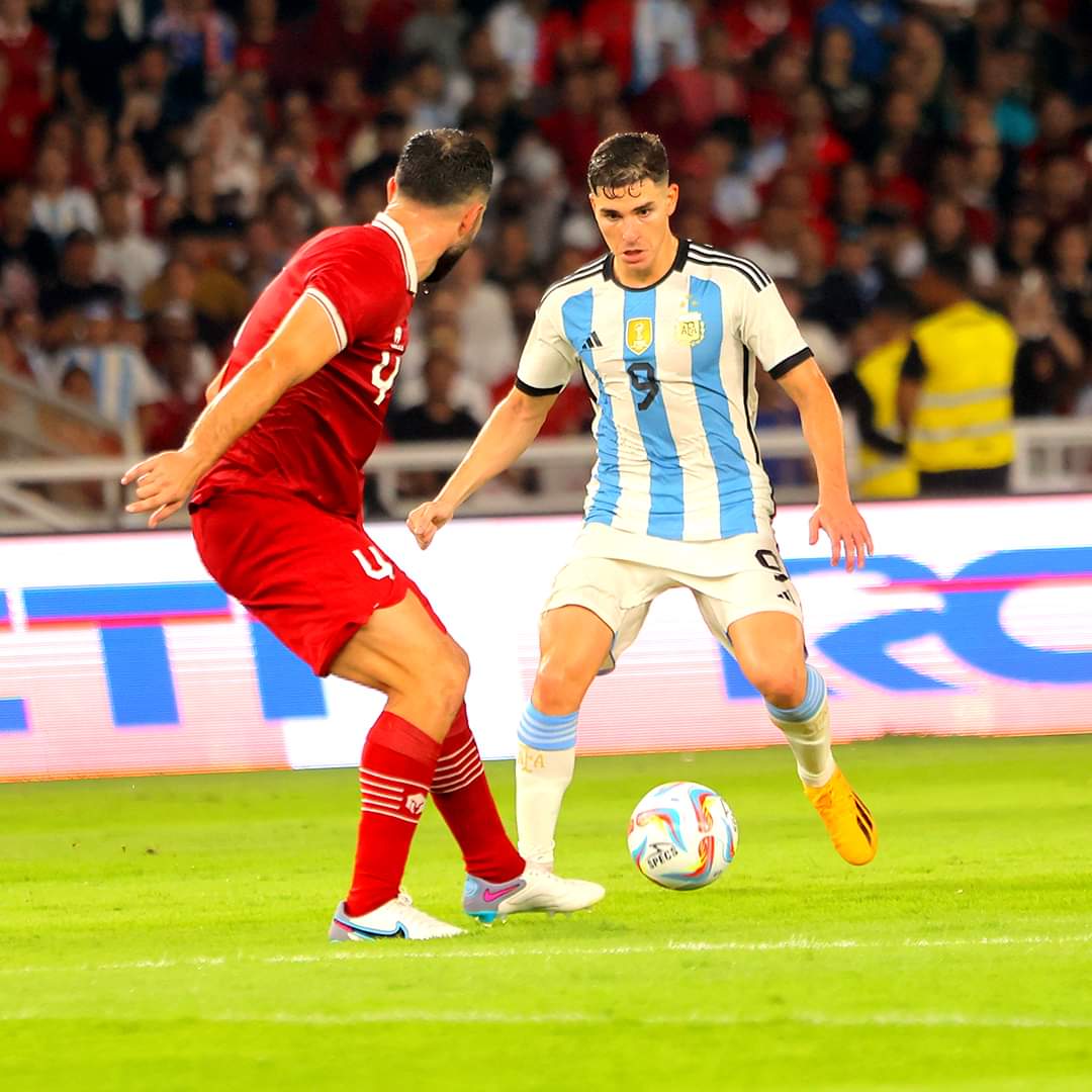 fahadhossain90's tweet photo. Indonesia 0️⃣-2️⃣ Argentina

⚽ Paredes 38'
⚽ Romero 55'
 @ESPNArgentina❤️🇦🇷
@TeamMessi @imessi @WeAreMessi https://t.co/CALivGRz2V