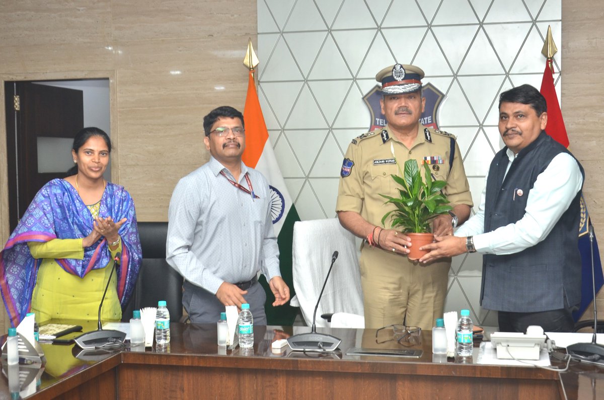 CIDTelangana's tweet image. #VideoConference Dt 19-06-2023
Today @TelanganaDGP Sri Anjani Kumar IPS and #ADG_CID Sri Mahesh Bhagwat IPS organised a video conference with all telangana state CEIR nodal officers and PS level CEIR application operators. During Interaction discussed the progress of CEIR