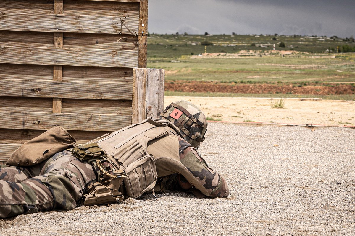 Chefdecorps1REC's tweet image. Le #1REC participait au challenge des tireurs de précision de la @LegionEtrangere organisé par la #13DBLE 🟢🔴
Cette rencontre permet à nos TP d’échanger et de renforcer leur interoperabilité pour être prêts lorsqu’ils seront projetés #Ensemble sur les théâtres d’opérations! 🎯