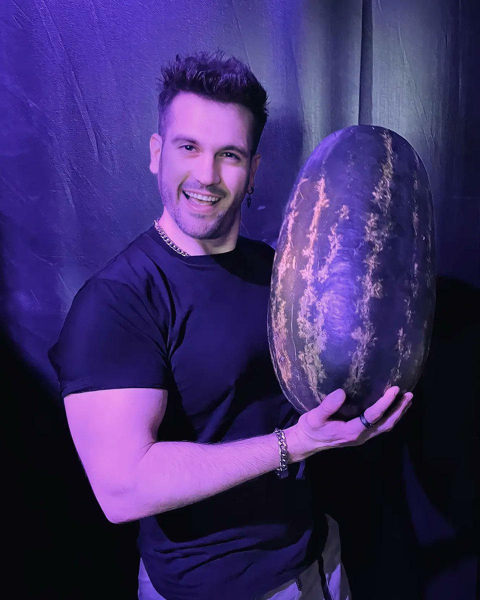JLCaballero_'s tweet photo. Espectacular tanto el concierto en El Villar como su gente y, por supuesto esta sandía que parece el huevo de un dinosaurio 🦖
Gracias amigo @saferlu91 por el presente 🍉

¿A quién le gusta la sandía? ☝🏼 https://t.co/rld7BCPGhQ