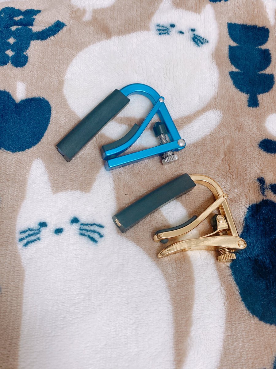 runamaru0813's tweet photo. SHUBBのピンクゴールド色？のカポ貰ったのでSHUBBのカポ３つ目〜笑
しかも全部色違い笑これでもっとギターやる気になった！ギター練習頑張りまーす！　#るなまる　#福岡県　#アコギ女子 https://t.co/5vnHSKCj7O