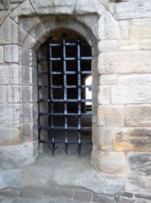 A nice barred gate at Stirling Castle!!

#olddoorobsession