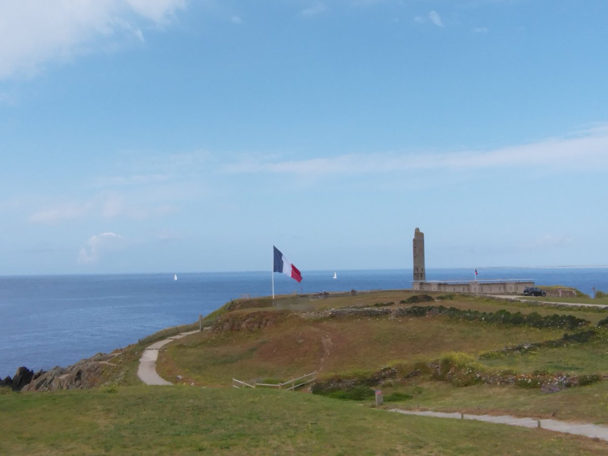 CornecMerlet's tweet photo. C'est beau ce drapeau français dans la brise ...
#PointeSaintMathieu
#France https://t.co/k3kpePmoEJ