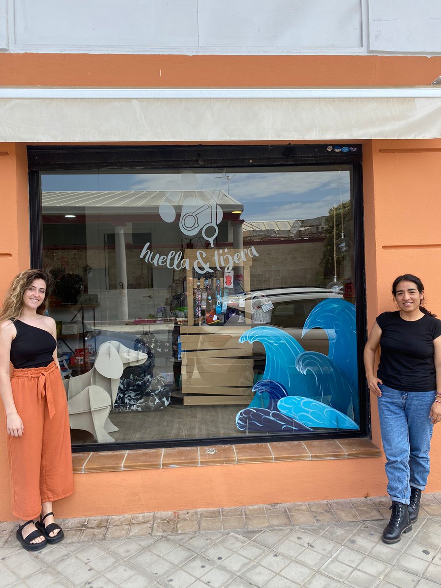 Durante la mañana se hoy, nuestras alumnas de #diseñointeriores han estado realizando el montaje del escaparate de Huella y Tijera, tienda de productos para mascotas 🐶🐱 situada en Calle Cañaveral en Granada.
Gracias a Huella y Tijera por prestarnos su espacio