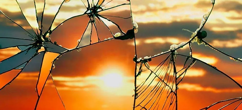 noveliciouss's tweet photo. "There are two ways of spreading light: to be the candle or the mirror that reflects it." Edith Wharton #writing https://t.co/MxVl4upcPP