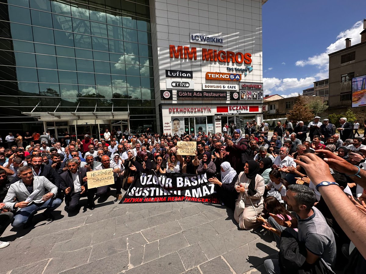 Bigacem13's tweet photo. İlimizdeki STK'lar ve sivil halk tarafından Cemiyet Başkanımız Sinan Aygül'e yapılan saldırı olayı ile ilgili basın açıklaması yapılarak saldırı kınandı. Basın ve ifade özgürlüğüne dikkat çekmek için oturma eylemi yapıldı. 

Anlamli desteklerinden ötürü teşekkür ediyoruz.
#Tatvan https://t.co/6tcYN5RIcO