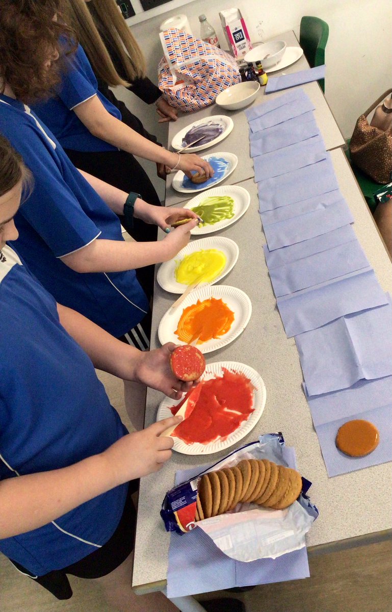 MissMilesMaths's tweet image. 8YM2/Ch enjoyed looking at ways we could create a PH scale model last Friday using different coloured icing 👨‍🔬👩‍🔬