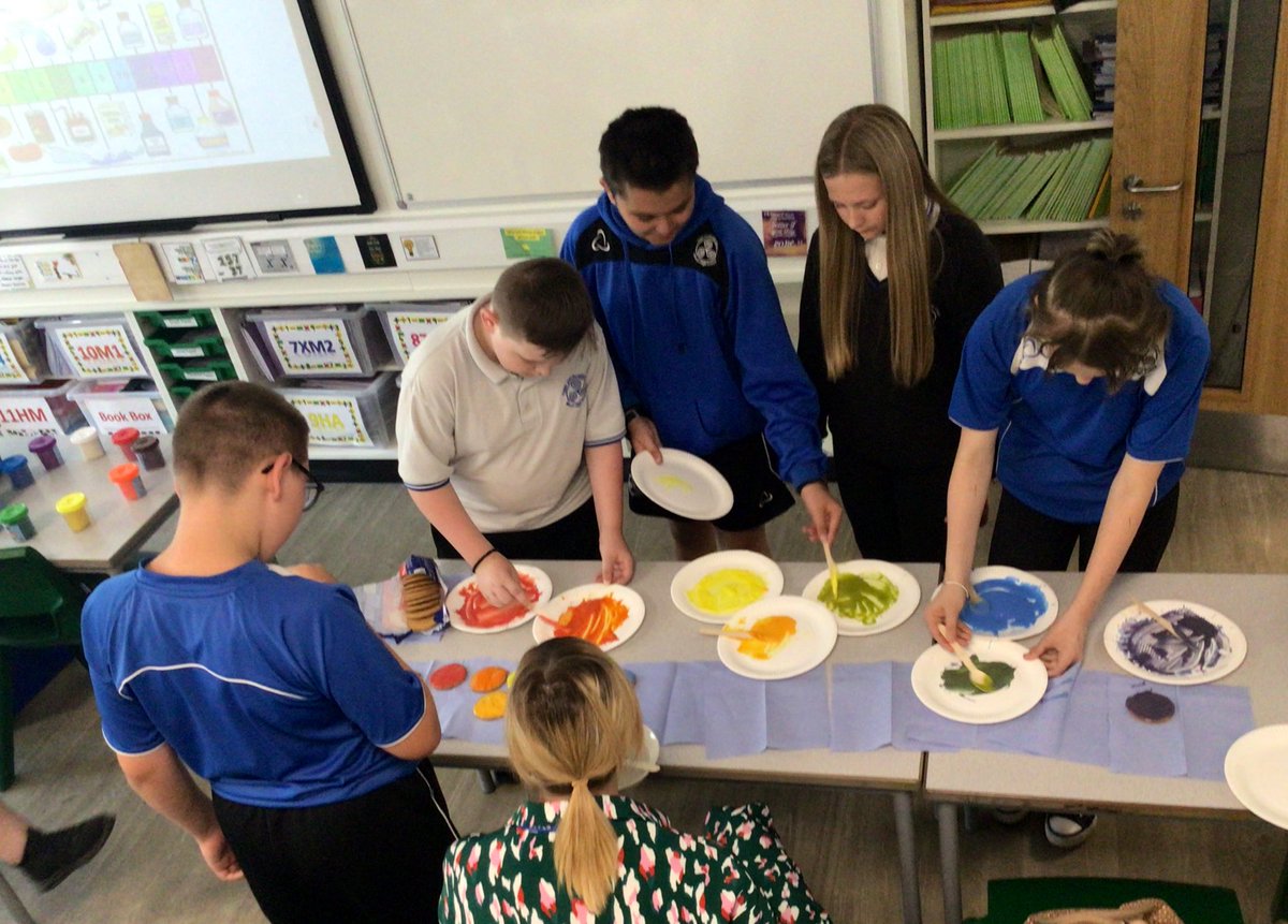 MissMilesMaths's tweet image. 8YM2/Ch enjoyed looking at ways we could create a PH scale model last Friday using different coloured icing 👨‍🔬👩‍🔬