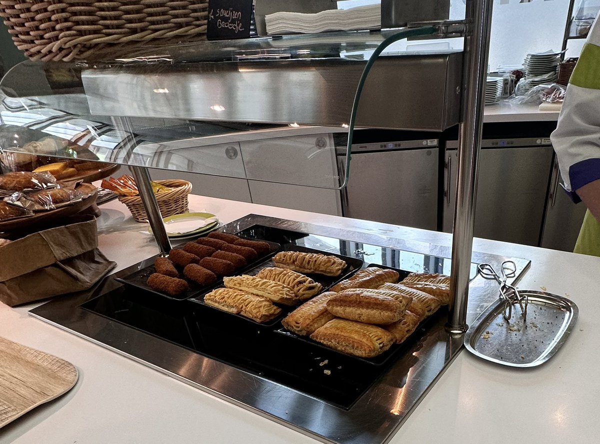 Net als (bijna) alle andere ziekenhuizen in Nederland willen ze ook in het @OZGziekenhuis van bezoekers cliënten/patiënten maken. <a href="/MinVWS/">Ministerie van VWS</a> We weten toch hoe belangrijk gezonde voeding is? 

Waarom bieden ziekenhuizen dit aan?