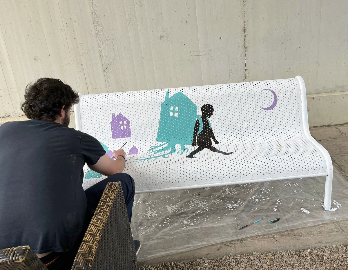 CruzRojaZgz's tweet photo. En Ejea el arte y las experiencias personales se unen para crear conciencia sobre el drama de la migración

⏰En el CC Cultural 5 personas acogidas por Cruz Roja contarán sus historias

🎨 El artista Sergio López pinta un antiguo banco municipal cedido a Cruz Roja. https://t.co/r0bx7BMoRV