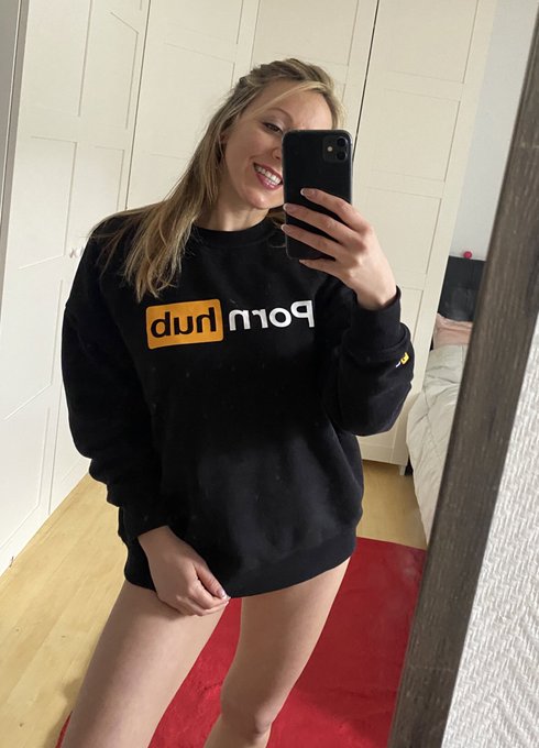 Quand tu tra&icirc;nes chez toi en string et ton sweat @Pornhub pcq sinc&egrave;rement il est tr&egrave;s confortable 😊😊  🔗🥵