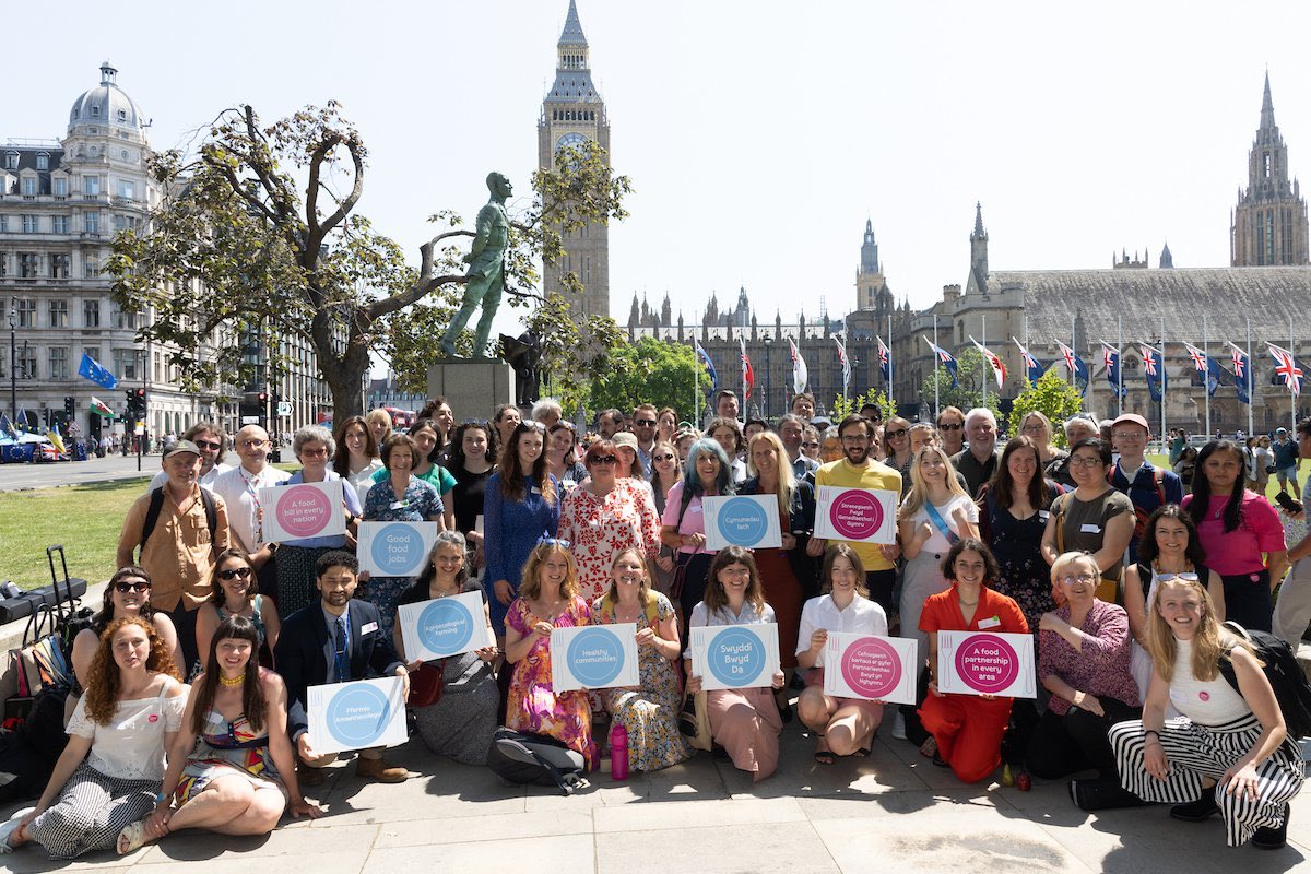 Last week, representatives from #FoodPartnerships from #Wales joined 90+ local food leaders and MPs in Parliament to call on better Government investment in healthy and sustainable food across the UK @FoodPlacesUK #SFPActionDay. Read more here ⬇️

foodsensewales.org.uk/food-leaders-f…