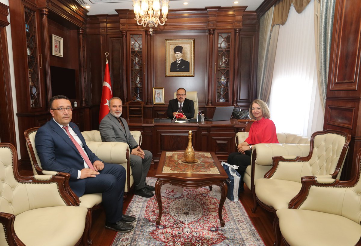 Kestel Cumhuriyet İlkokulu Müdürü Şemsi İşleyen ve Beraberindekiler, Vali <a href="/YakupCanbolat/">Yakup CANBOLAT</a>’ı Makamında Ziyaret Etti.