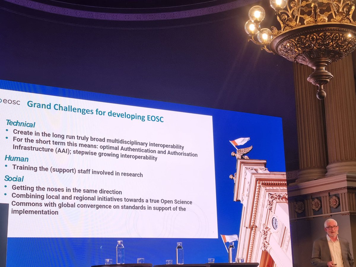 ScienceEurope's tweet photo. 🇸🇪#EU2023SE #infraopendata conference with @Vetenskapsradet:

👉Karl Luyben, president of @eoscassociation, presents current main challenges in developing #EOSC.

#ResearchInfrastructure #OpenScience #HorizonEU

Follow live ➡️ https://t.co/u0NJhA2Qs2 https://t.co/EBchUHwRWm