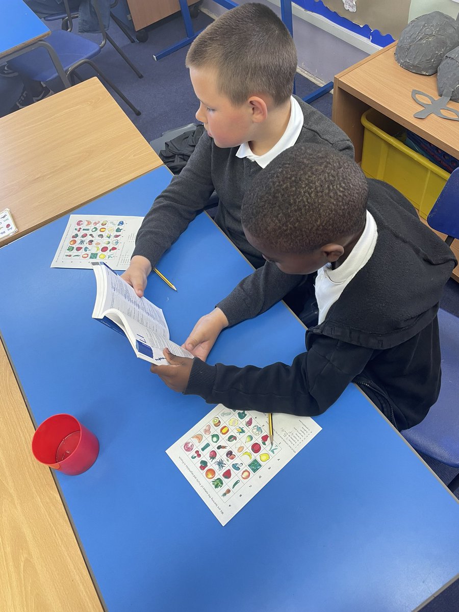 MissAndersonWS's tweet photo. This afternoon we are learning about French fruit and vegetables using the French dictionary 🇫🇷🍓🍋🥑🍅@woodside_school https://t.co/WWAHFcxUOU